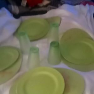 12 PCs. Place set, 4 plates, 4 mats, 4 cups